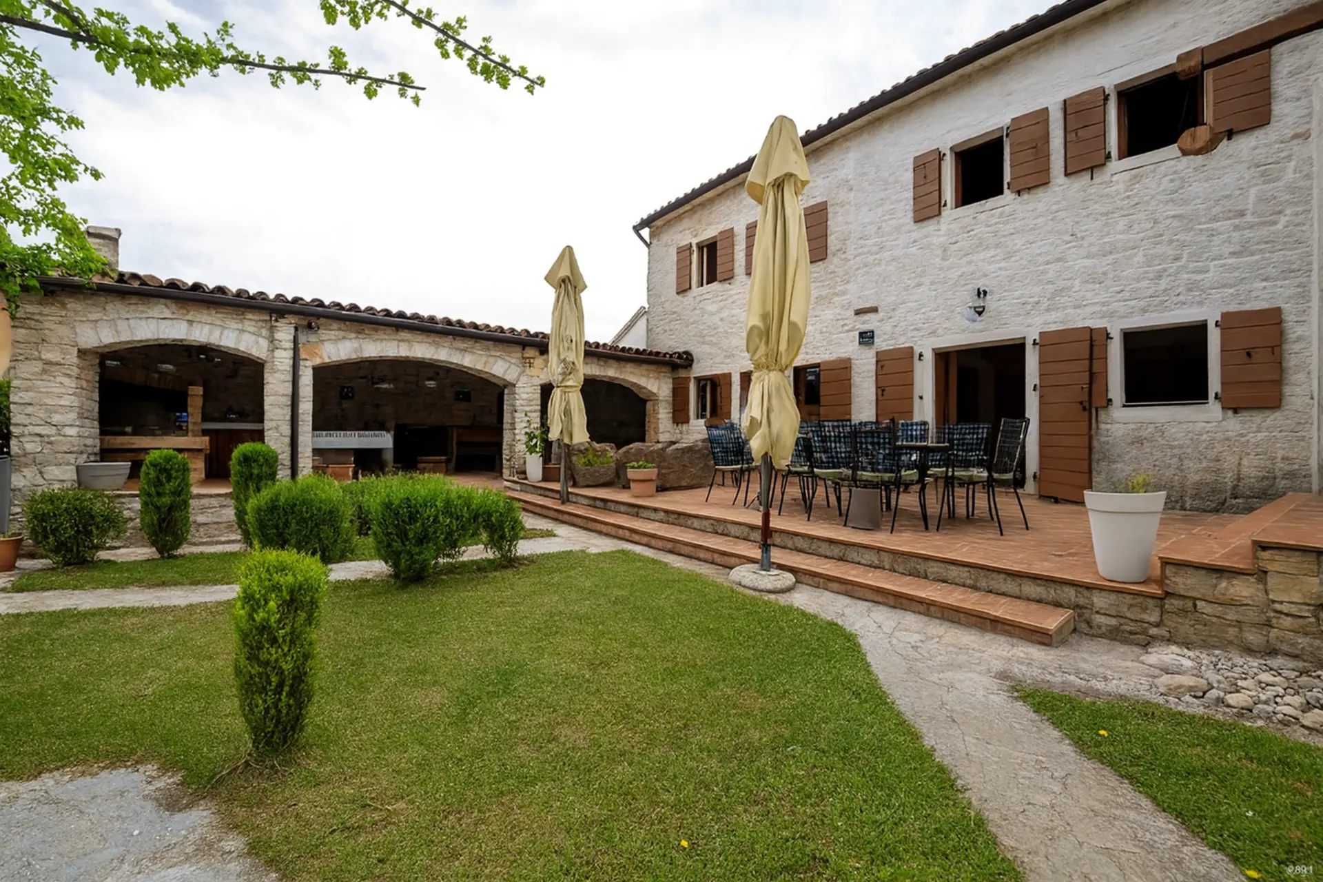 Villa Bergi outdoor dining area with traditional Istrian kazun